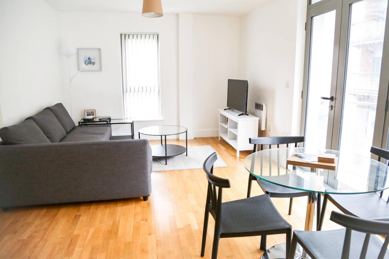Serviced Apartment In Liverpool City Centre - Free Parking - Balcony - By Happy Days Esterno foto