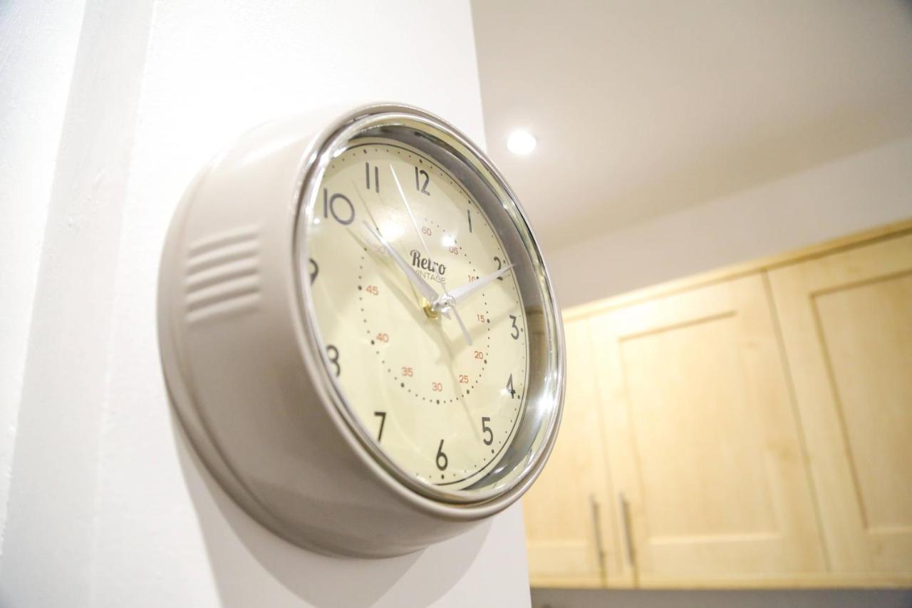 Serviced Apartment In Liverpool City Centre - Free Parking - Balcony - By Happy Days Esterno foto